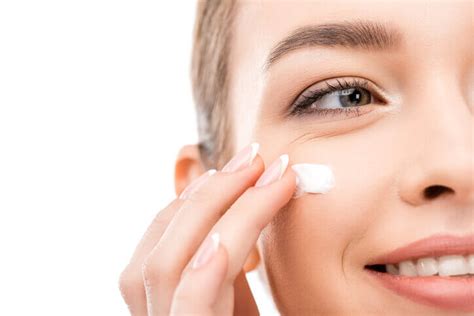 Applicazione di una crema viso