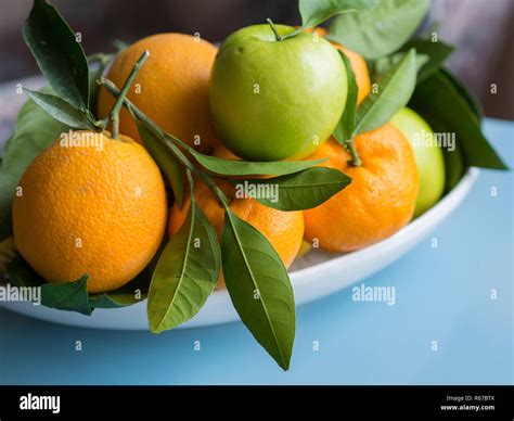 Frutta fresca (mela e mandarino)