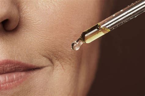 Persona che applica olio sulla pelle