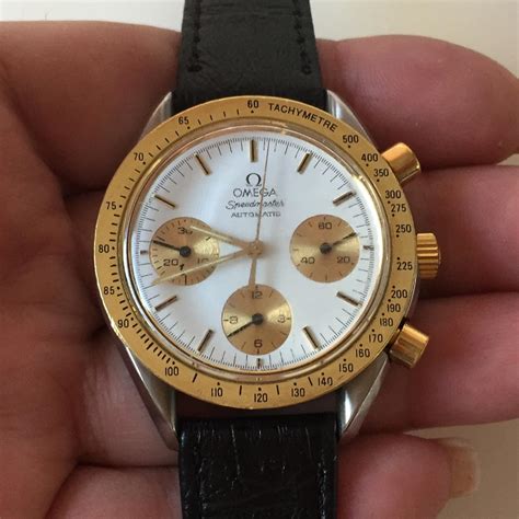 Rivisitazione anni '90 dell'Omega Speedmaster, qui in oro e con calendario completo.