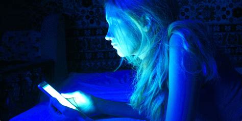 Immagine che mostra l'effetto della luce blu degli schermi sulla produzione di melatonina