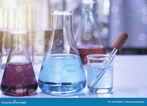 laboratorio con provette e attrezzature chimiche