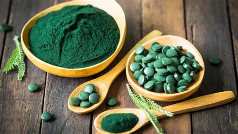 Infografica sui benefici e rischi di Spirulina e Clorella
