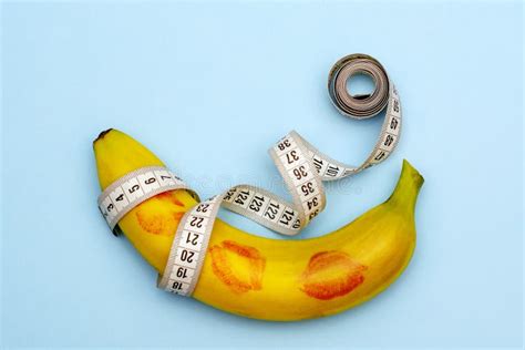 Immagine di una banana accanto a un integratore di creatina.