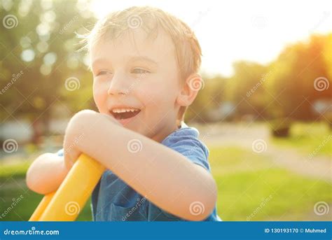 Bambino che gioca al sole