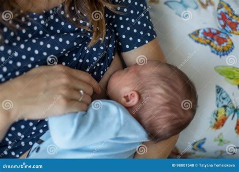 Donna che allatta al seno con neonato