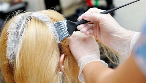 Schema illustrativo dei passaggi per la preparazione e applicazione della tinta per capelli