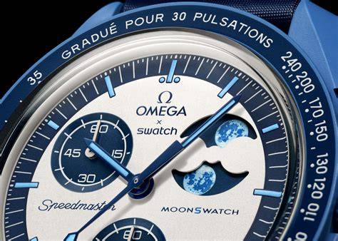 Dettaglio del logo OMEGA X Swatch e della scala tachimetrica sul quadrante di un MoonSwatch