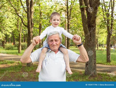 Icona che rappresenta un bambino e un anziano con un punto esclamativo