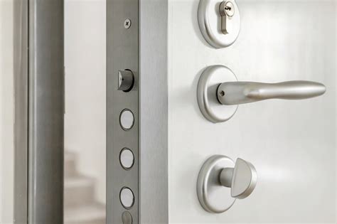 Dettaglio porta blindata con serratura di sicurezza