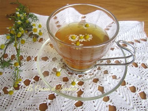 Immagine di prugne secche e una tisana alla camomilla
