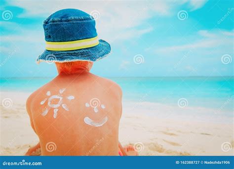 Bambino con protezione solare