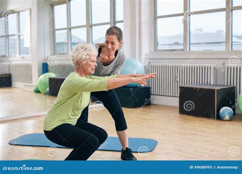 Immagine di una persona anziana che fa esercizio fisico con pesi leggeri