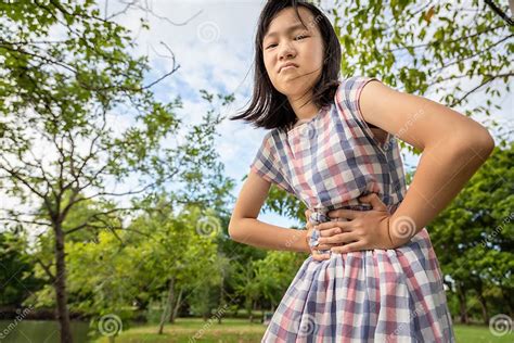 Bambino che tiene la pancia, simbolo di dolore addominale