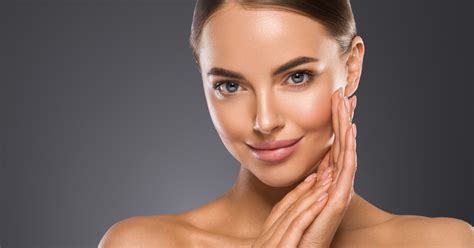 Immagine di una donna con pelle radiosa e giovane