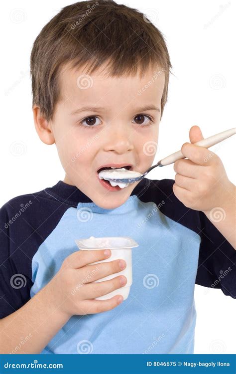 Immagine di un bambino che mangia uno yogurt