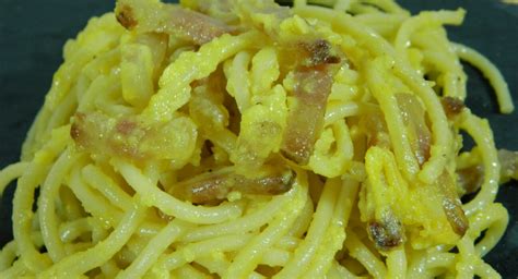 Infografica comparativa tra Carbonara tradizionale e Carbonara della Longevità (calorie, grassi, fibre)