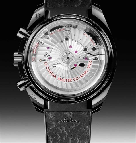 Interno del libro Omega Speedmaster con dettagli tecnici