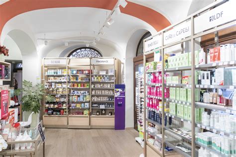 Immagine di una farmacia con scaffali di integratori