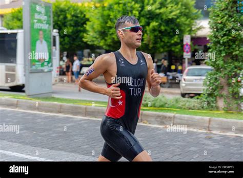 Atleta di triathlon durante una gara