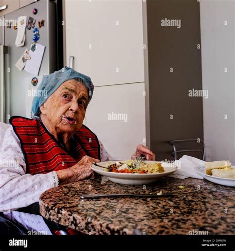 Anziano che mangia un pasto sostitutivo