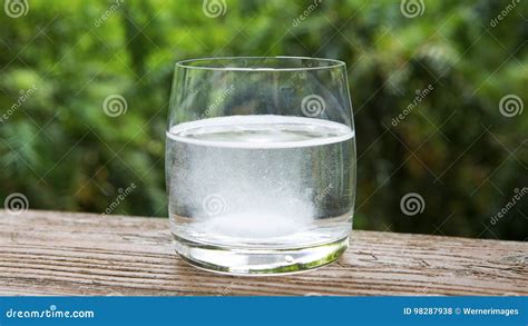 Immagine di un bicchiere d'acqua con polvere effervescente