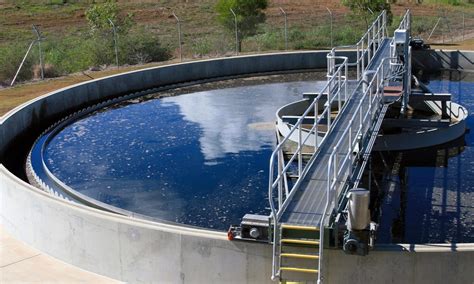 Immagine di un impianto di trattamento delle acque reflue con microalghe