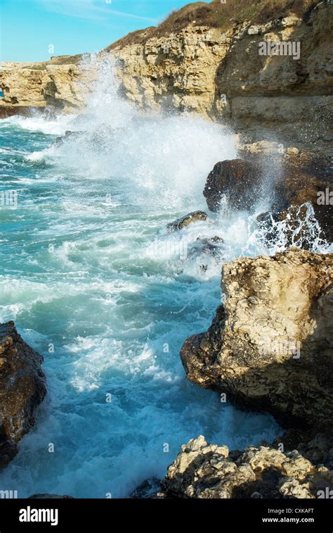 Onda del mare che si infrange sulla riva