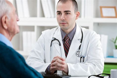 Medico che parla con un paziente prima di un'infusione