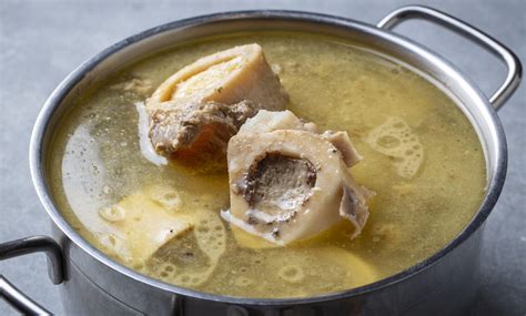 Immagine di un brodo di ossa fumante