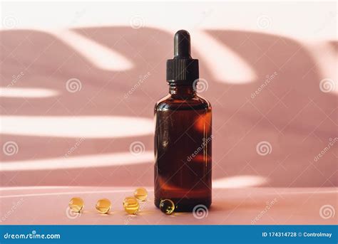 Bottiglietta di collagene in gocce con contagocce