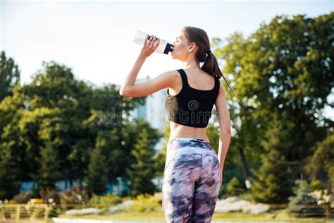 Atleta che beve uno shake proteico dopo l'allenamento