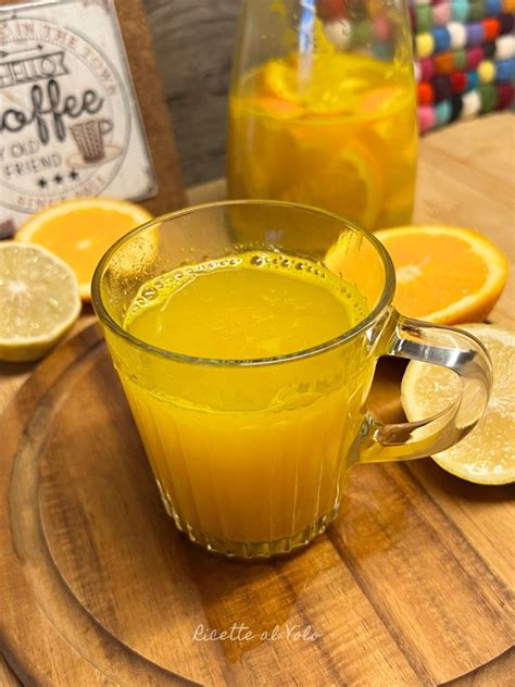 Donna che prepara una bevanda calda a base di curcuma