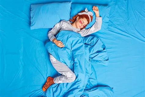 Ragazza che dorme serenamente con la pelle luminosa