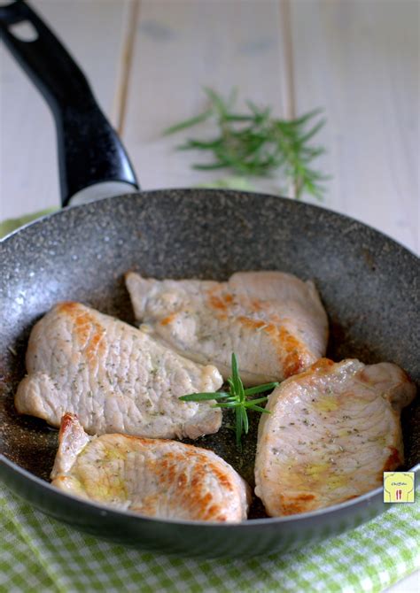 Padella con fettine di pollo che cuociono nel sugo