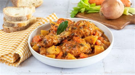 Piatto di fettine di pollo in umido pronto per essere servito