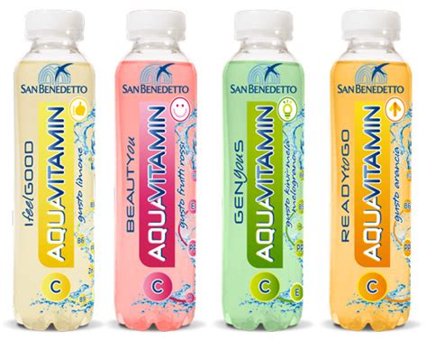 Bottiglie di acqua San Benedetto AQUAVITAMIN con etichette colorate
