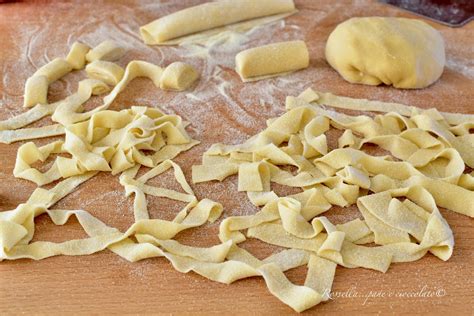 Vari tipi di pasta fatta in casa, inclusa pasta verde alla spirulina