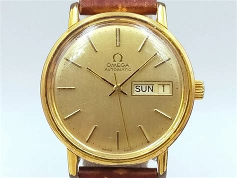 Dettaglio logo Omega su orologio autentico