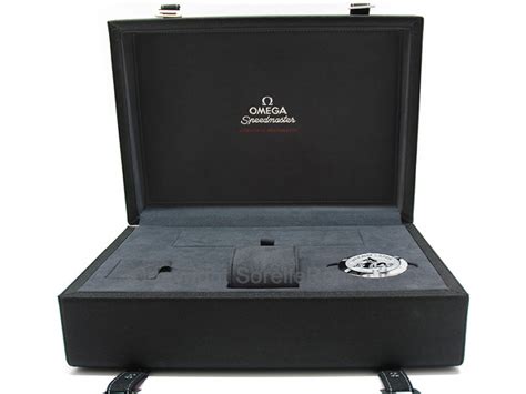 Interno di una scatola Omega con alloggiamenti per orologi