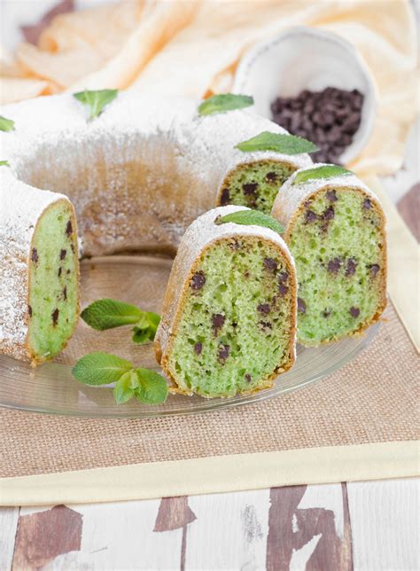 Ciambella alla spirulina con gocce di cioccolato e pistacchi