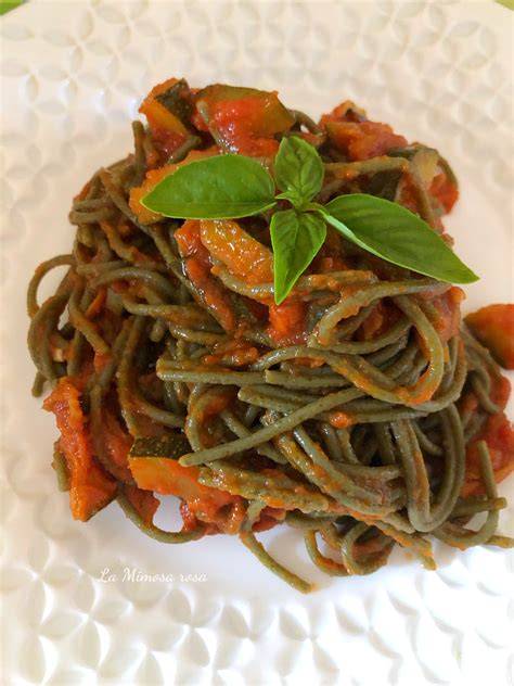 Spaghetti alla spirulina con verdure di stagione