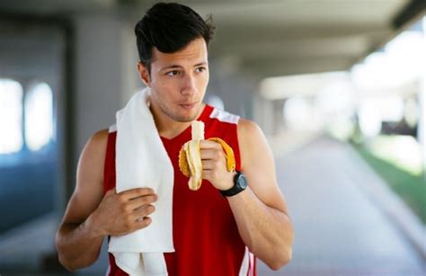 Atleta che mangia cioccolato fondente