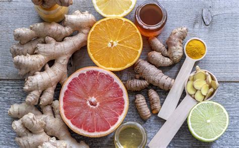 Immagine di ingredienti naturali come zenzero, curcuma, miele e limone.