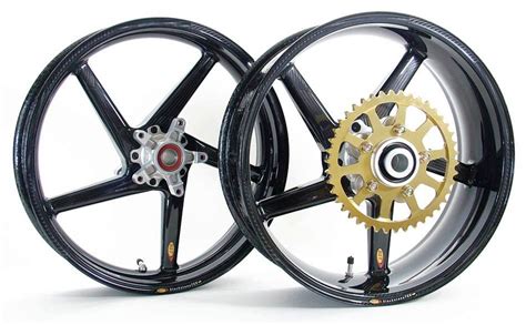 Confronto visivo tra cerchi in alluminio, magnesio e carbonio