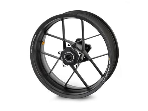 Immagine di cerchi BST in carbonio montati su una moto sportiva