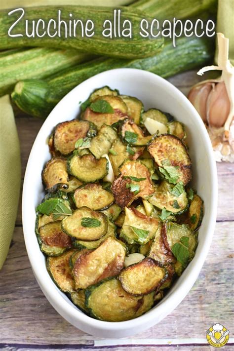 Zucchine fresche e ingredienti per la ricetta