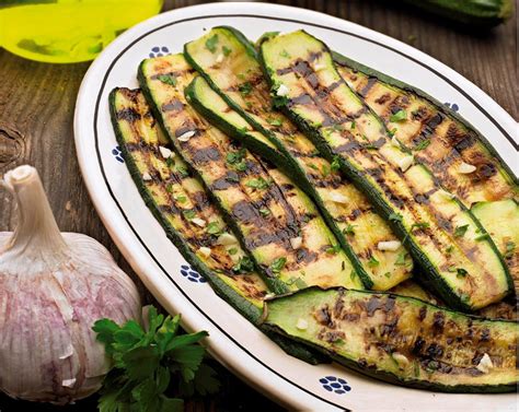 Zucchine grigliate su una piastra calda