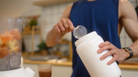 Atleta che consuma uno shake proteico dopo l'allenamento